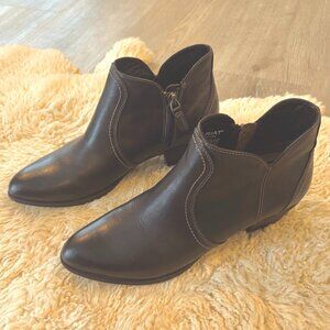 Ariat Astor boot, LIKE NEW